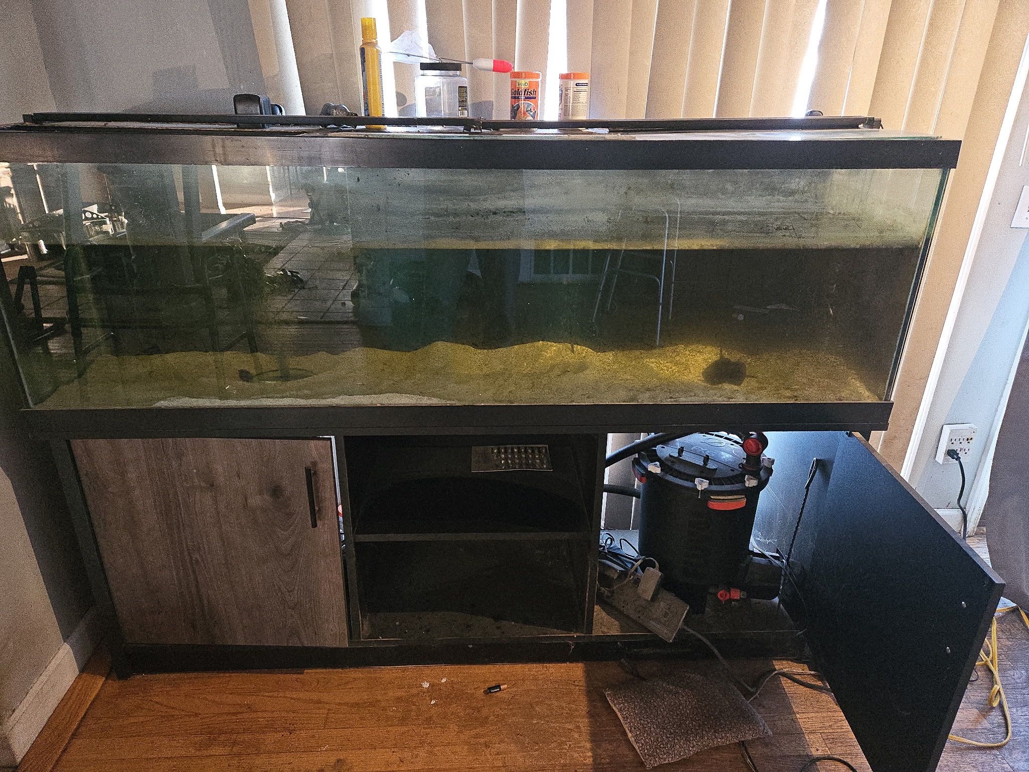 aquarium almost 6 x4 x1.5 ft