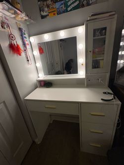 Lightbulb vanity with 3 drawer and shelf