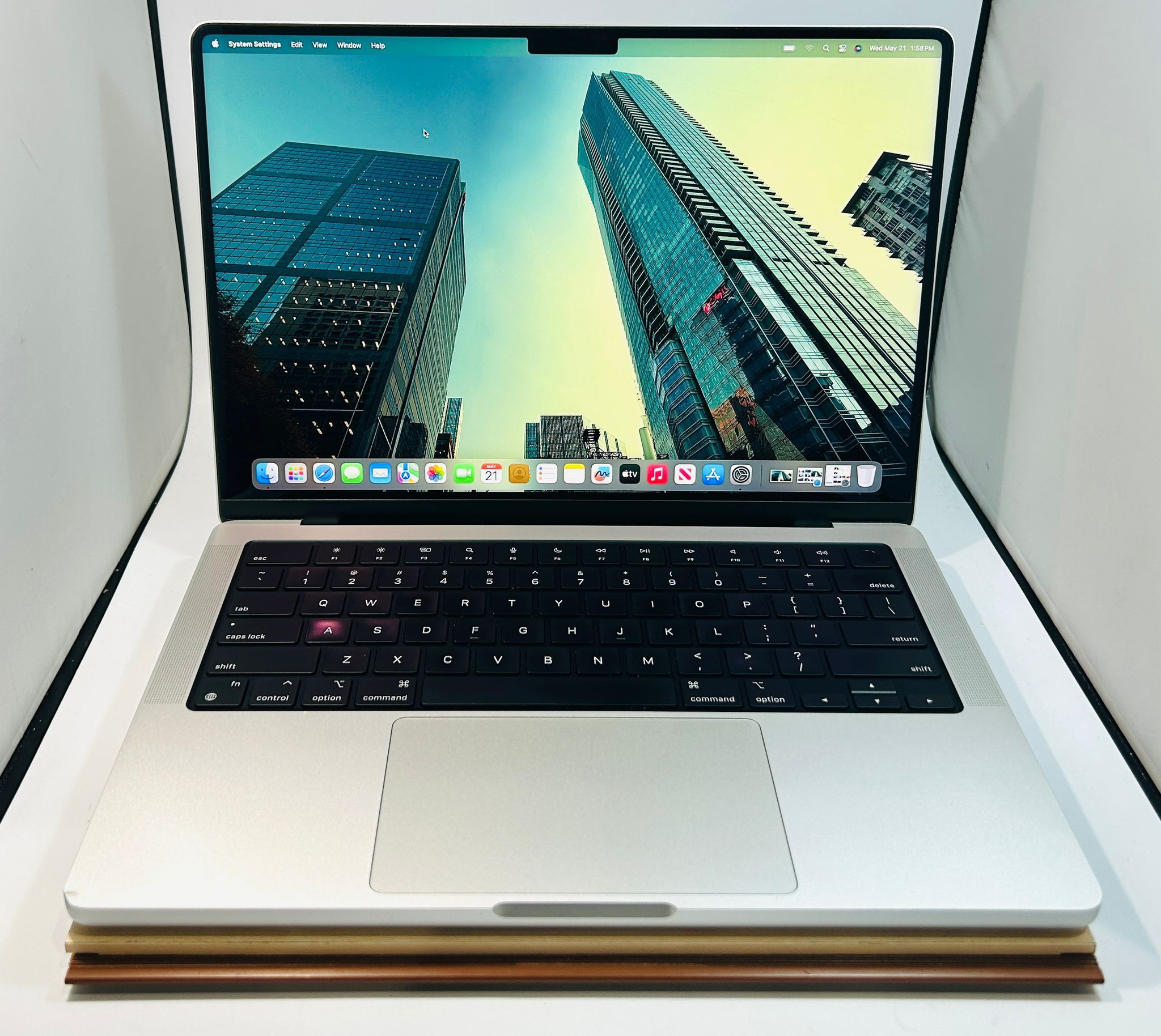 Apple MacBook Pro 14 inch M1 PRO CHIP 8-CORE 16GB RAM 512GB