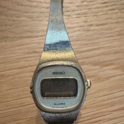 Vintage Seiko Ladies Gold Tone Digital Watch. Needs Battery
