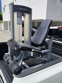 USED Life Fitness Leg Extension. 
Zip 33130 or Delivery for extra

This USED Life Fitness Leg Extension offers an effective quadriceps workout.

The c