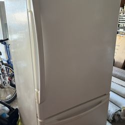 Maytag Amana 19 Cubic Feet Refrigerator Like New