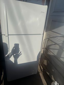 Frigidaire Top-Freezer Refrigerator White