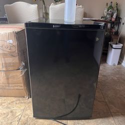Mini Fridge - Black - General Electric 