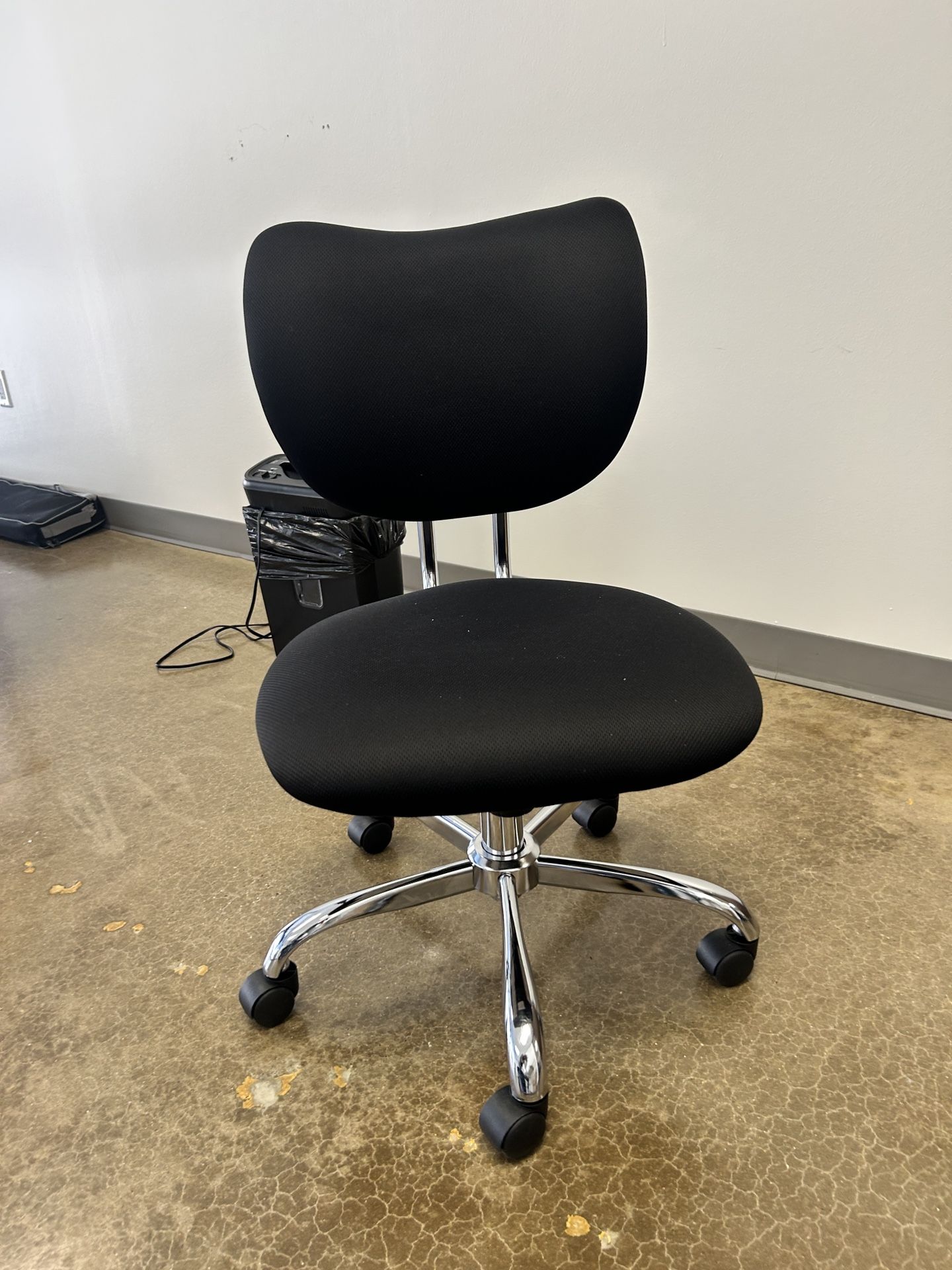 Modern Black Fabric Office Chair – Excellent Condition!