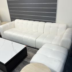 White Living Room Sofa with Ottoman / Sofá de sala de estar blanco con otomana