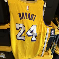 Nike Kobe Bryant Lakers Jersey Swingman Xl