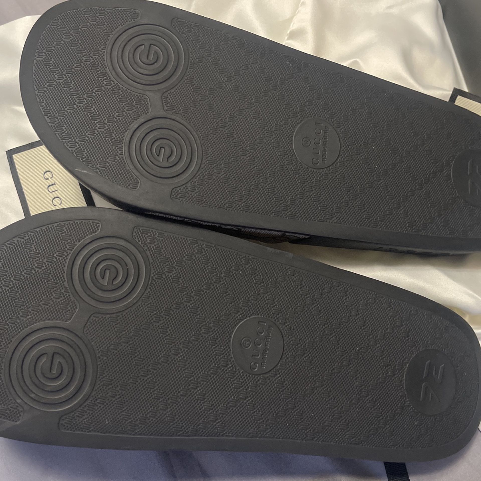 Supreme Louis Vuitton Slides for Sale in Woodway, WA - OfferUp