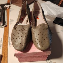 New Woman's Vince Camuto Flats