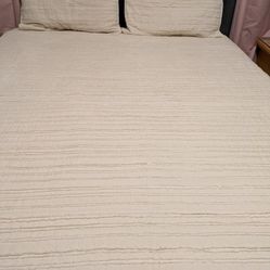 Queen Size Off White Quilt With Matching Shams