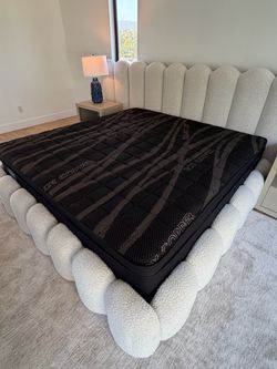 Midnight Pro ice ❄️ cooper king size mattress pillow top 12”. New mattress in a plastic sealed Venta de colchones ☎️📲call or Tex (213)713-74-8
