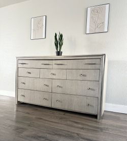 Large Pulaski 9 Drawer Dresser