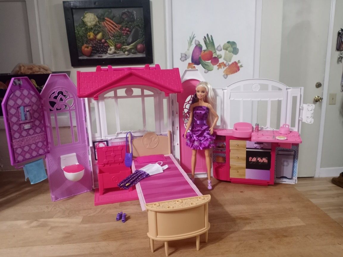 Barbie Fold'n'Go House w/Doll, Extra Outfit, Extra Shoes & Accessories