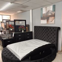 Beautiful Queen 4 Pcs Bedroom Set Round Velvet Bed