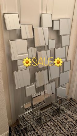 LIKE NEW!!!!!!! BEAUTIFUL & MODERN WALL MIRROR FROM CITY FURNITURE