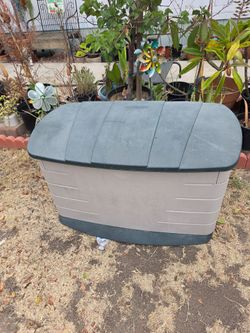 Rubbermaid Medium Resin Outdoor Storage Deck Box (73 Gal),