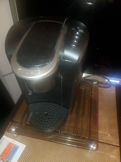 KEURIG coffee maker and glass holding cups
