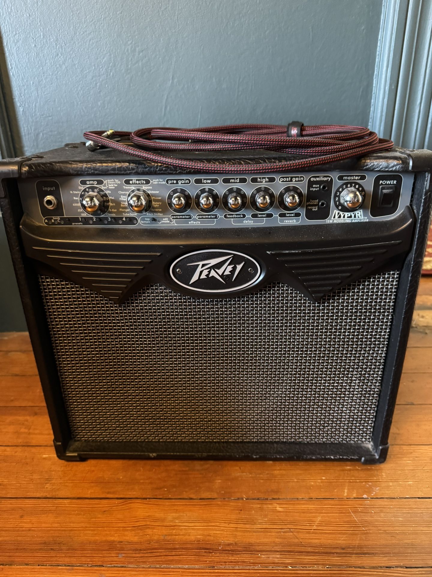 Peavey Vypyr Solid State 15-Watt 1x8 Modeling Guitar Combo And 10ft Kirlin Cord