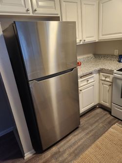 insignia REFRIGERATOR  STAINLESS STEEL