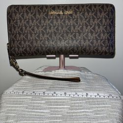 Michael Kors Zip Wallet