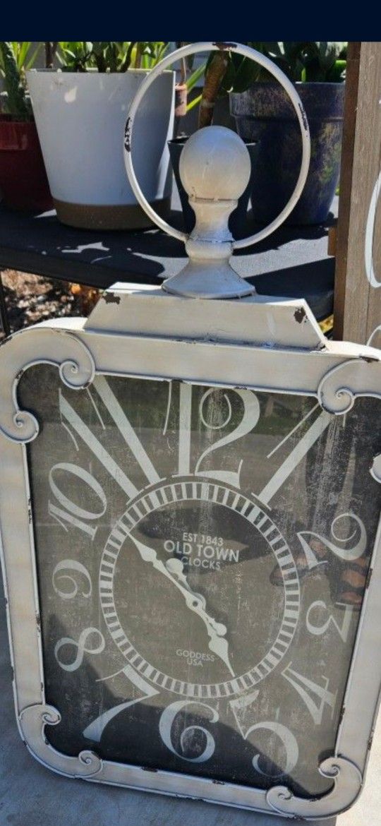Large Clock. Comes With Batteries.and Works Great