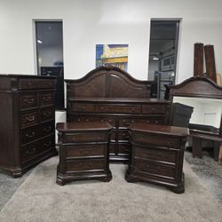 Queen Size Bedroom 