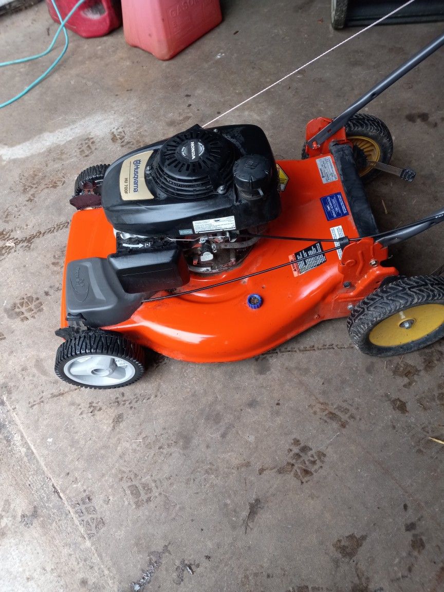 Husqvarna Self-propelled 22 Inch Cut Lawn Mower