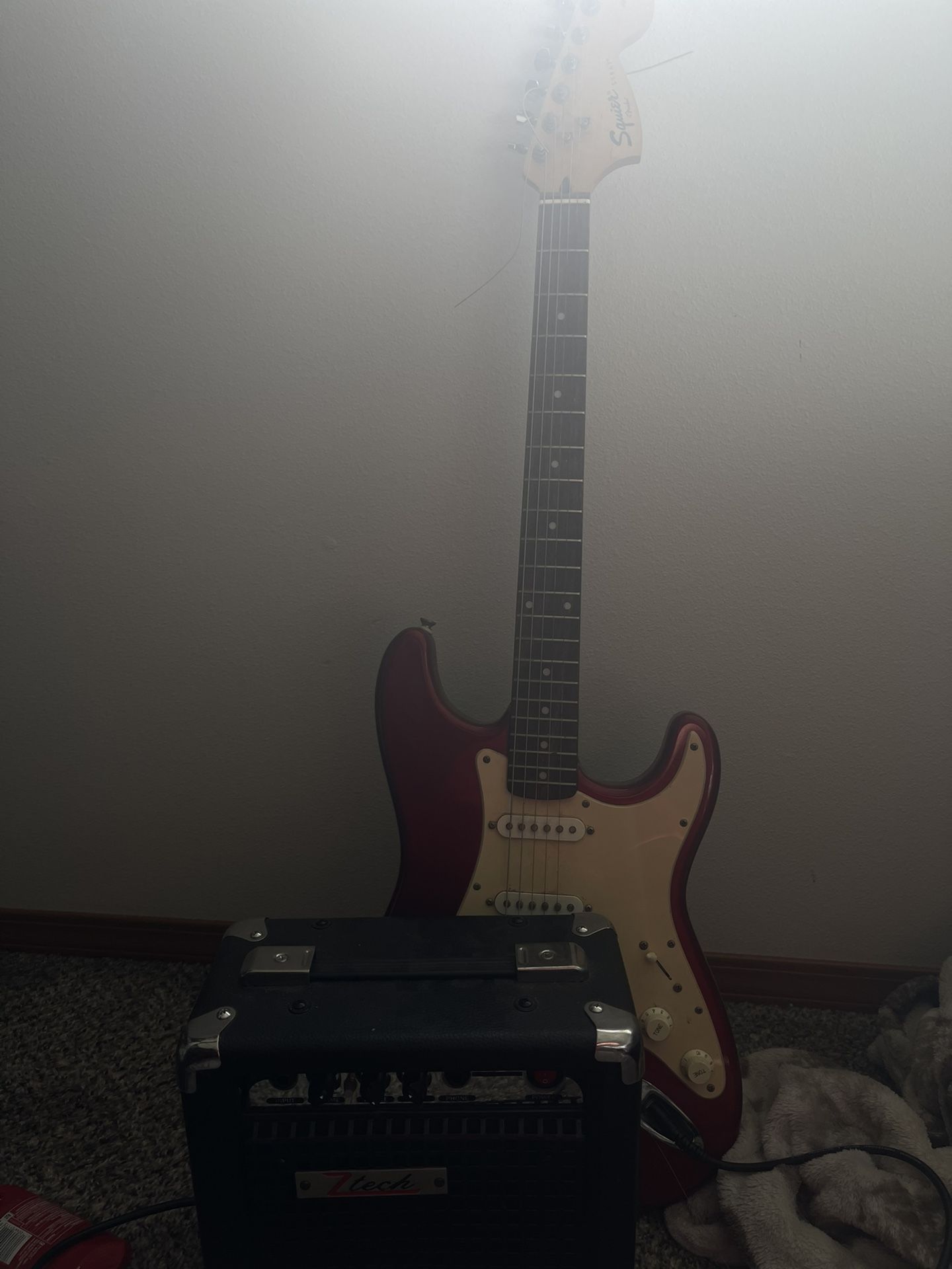 Squier Stratocaster + Amp