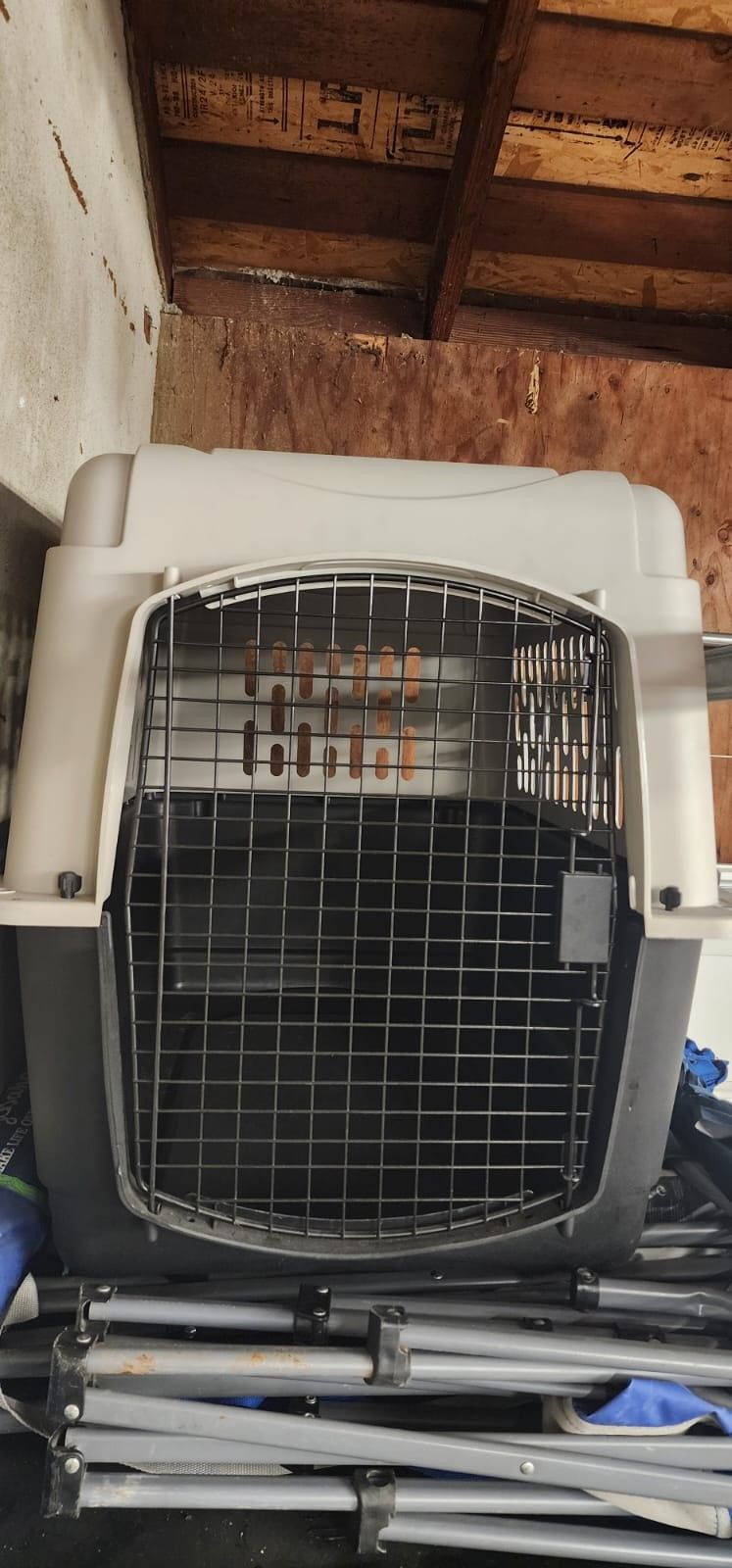 Large dog kennel ( 27 Inches tall, 22 Wide, 34 Long)