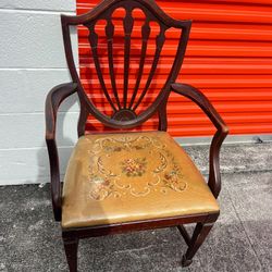 Vintage Antique mahogany Hepplewhite-style shield-back armchair Chair