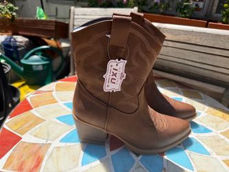 Women’s ankle cowboy boots size 7