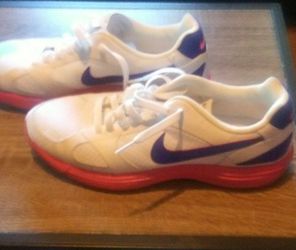 Size 9.5 Nike Mariah PR running shoes.