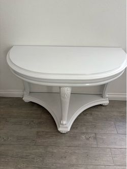 Entry Table in excellent condition