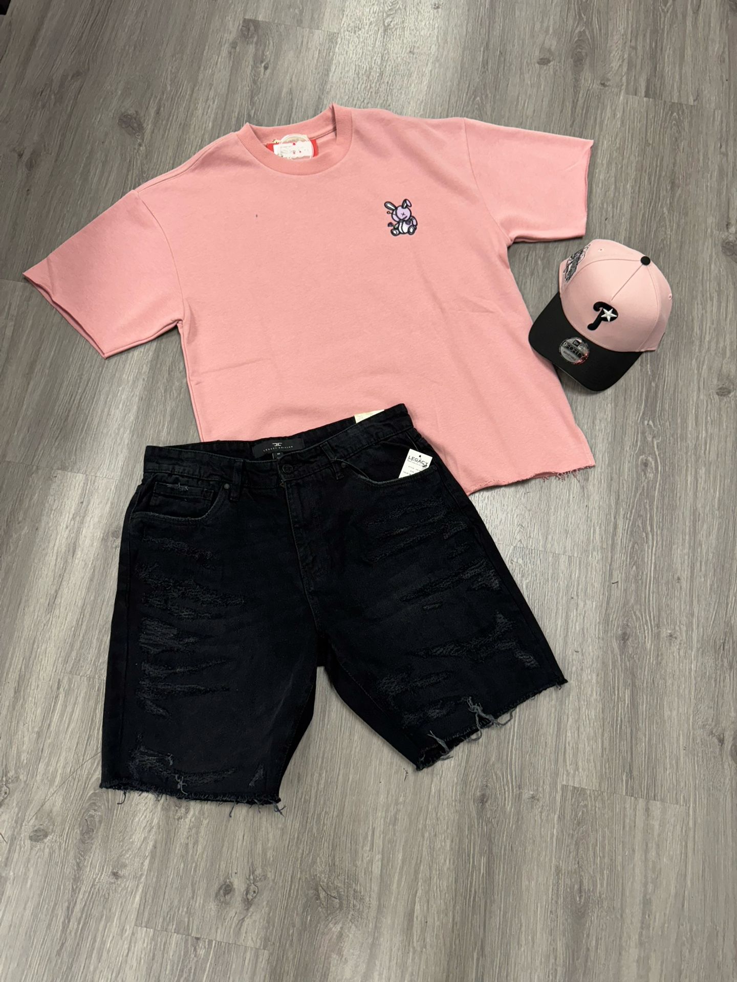 T SHIRT HAT AND JEANS 120$ Everything TODO 120$
