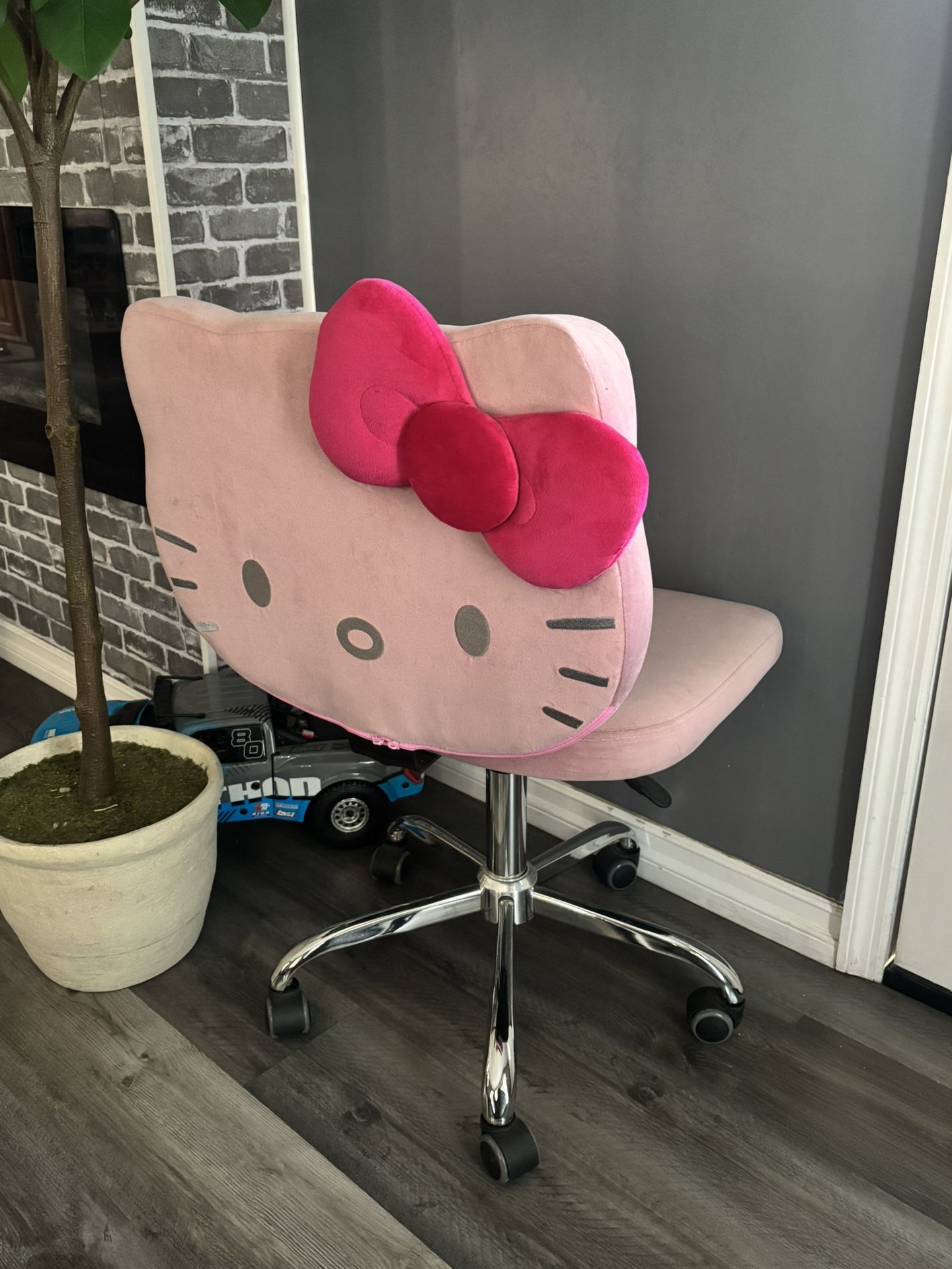 pink hello kitty chair
