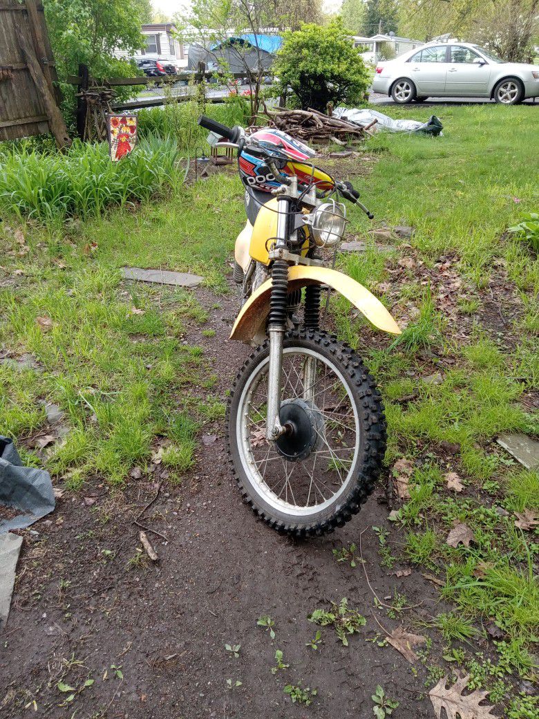 1978 Vintage Yellow   Suzuki 250 Two Stroke  Very Fast Dirtbike Allways Been In The Garage OUT OF THE Rain .