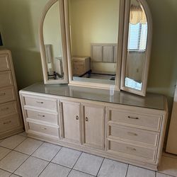 Thomasville Impressions Bedroom Set Queen – Dresser, Mirror, Chest & Nightstands