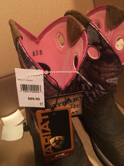 NWT Ariat camouflage brown with pink trim boots