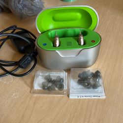Phonak Hearing AIDS Like New With Charger