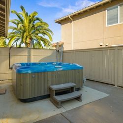 FREE! 7 PERSON HOT TUB JACUZZI. WORKS!