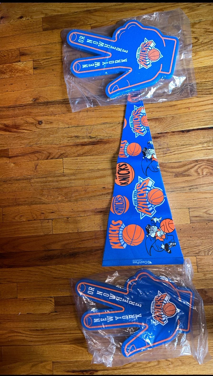 Knicks Banner (2) + Jalen Brunson Foam Finger(2)