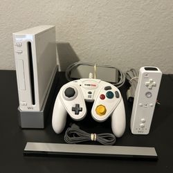 Nintendo Wii *Gamecube Compatible* Bundle