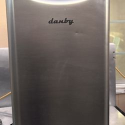 Mini fridge Danby 
