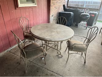 Outdoor patio table
