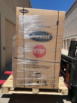 Brand New_In Box_HomeDepot Jacuzzi Projecta 60 in. x 32 in. Whirlpool with Right Drain_50% Off