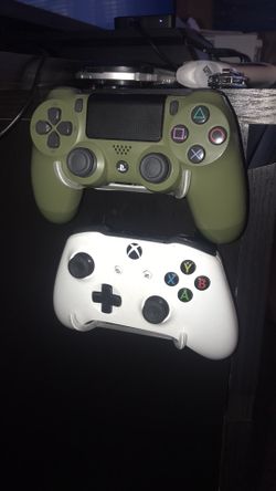 3d printed Xbox/Ps4 remote wall hanger can make more if needed