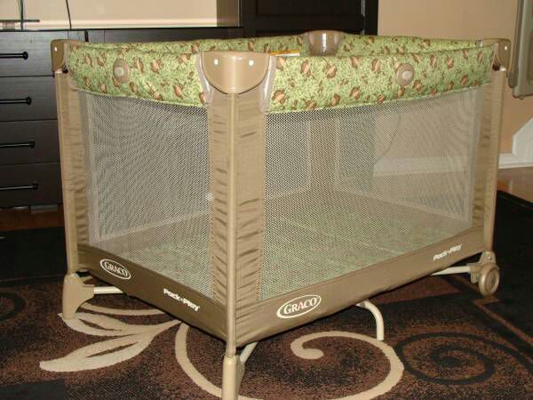 Excellent condition Graco pack n play monkeys