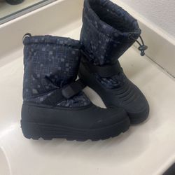 Youth Size 4. Snow Boots