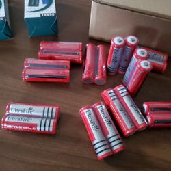 Ultrafire BRC 18(contact info removed) mAh 3.7 V Li-ion Rechargeable Batteries & Chargers