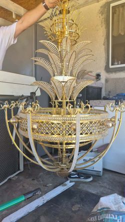 DEAL $200 Chandalier